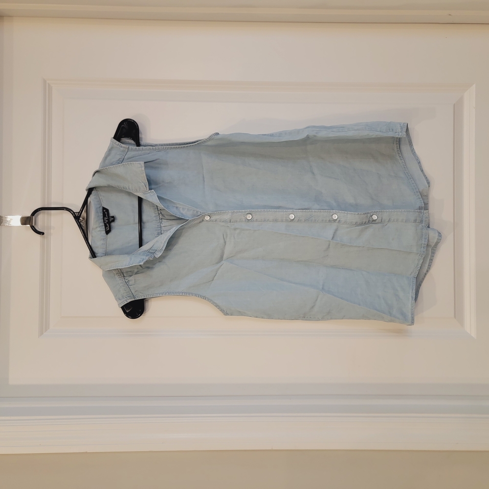 Francescas Light Blue Sleeveless Button-Up Shirt